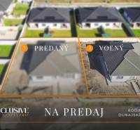 Pohled na dva rodinné domy v Dunajské Stredě, na ulici Florida Villa Park.