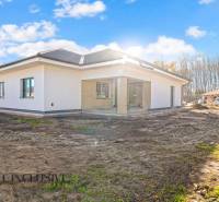 Rodinný dům na ulici Florida Villa Park v Dunajské Stredě s travnatým pozemkem.