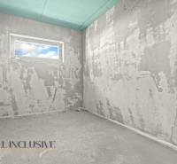 Hrubá stavba místnosti v rodinném domě s oknem a neopracovanými stěnami.