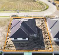 Rodinný dům na ulici Florida Villa Park v Dunajské Stredě s terénními úpravami.