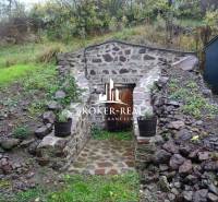 Kamenný sklep na zahradě rodinného domu ve městě FONY.