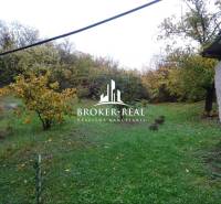 Rodinný dům v obci Fony s travnatou zahradou a okolním lesním prostředím.