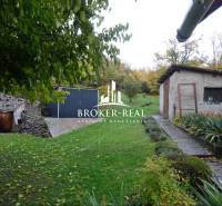 Rodinný dům v obci Fony s dvorem, trávníkem a okolím plným zeleně.