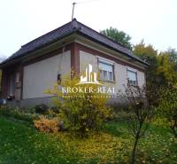 Rodinný dům obklopený zelení a keři, Fony.