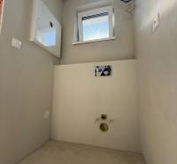 Prostor s oknem a instalací pro spotřebiče v rodinném domě.