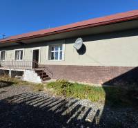 Rodinný dům na Varovecké ulici v Družstevné pri Hornádu s přilehlou zahradou.