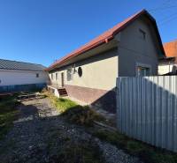 Rodinný dům na Varovecké ulici v Družstevné pri Hornádu s dvorem a bránou.