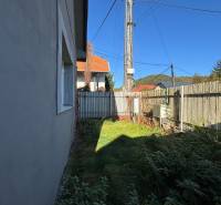 Rodinný dům na Varovecké ulici v Družstevné pri Hornáde, zahrada s oplocením.