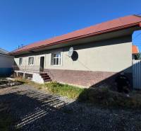 Rodinný dům na Varovecké ulici v Družstevné pri Hornádu s přilehlým dvorem.