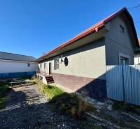 Rodinný dům na Varovecké v Družstevné pri Hornádu s dvorem a drobnou stavbou.