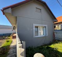 Rodinný dům na Varovecké ulici v Družstevné pri Hornádu s travnatou zahradou a plechovým plotem.