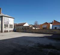 Prostorný pozemek pro bydlení v centru Nových Zámků s okolím historických budov.