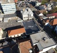 Letecký pohled na pozemek k bydlení v Nových Zámcích, zastavěné městské prostředí.