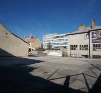 Průmyslový areál s budovami v Nových Zámcích, vhodný pro Pozemky - bydlení.