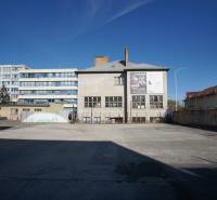 Budovy s prostorným dvorem vhodným pro Pozemky - bydlení v Nových Zámcích.