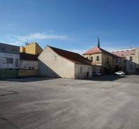 Na dvoře v Nových Zámcích jsou různé budovy, vhodné pro Pozemky - bydlení.