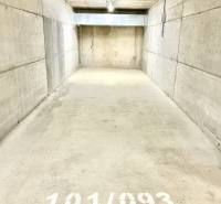 Betonová garáž na Karpatské ulici v Popradu s číslem 101/093.