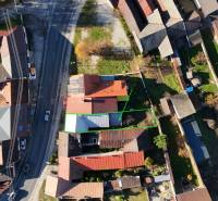 Letecký pohled na rodinný dům na Kostelní ulici v Rajci s dvorem.