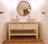 Koupelna v 3-pokojovém bytě s dvojitým umyvadlem a podlahou s dřevěným dekorem.