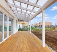 Rodinný dům v Novém Světě s terasou a podlahou s dřevěným dekorem.