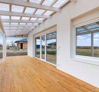 Terasa s podlahou s dřevěným dekorem u rodinného domu v Novém Světě.