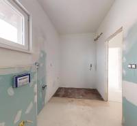 Koupelna v rodinném domě s přípravou na instalaci sanity.