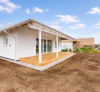 Rodinný dům v Novém Světě s terasou a bílou fasádou.