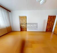 Pokoj v 3-pokojovém bytě s podlahou s dřevěným dekorem, velkým oknem a vestavěnou skříní.