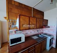 Obývací pokoj v 3pokojovém bytě s pohovkami, podlahou s dřevěným dekorem a velkými okny.