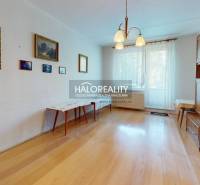 Kuchyně v 3-pokojovém bytě s původní linkou a podlahou s dřevěným dekorem.