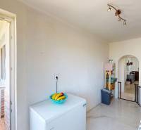 Kuchyně ve 3-pokojovém bytě s mramorovou podlahou a balkonem.