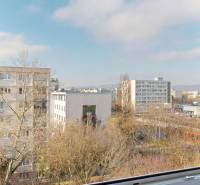 Pohled z okna na bytové domy na Exnárově ulici v Bratislavě - Ružinov.