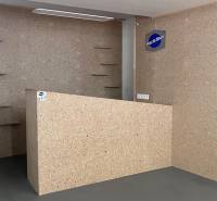 Interiér obchodních prostor s dřevěným dekorem a policemi na stěně.