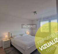 Ložnice v 3-pokojovém bytě s manželskou postelí, nočními lampami a podlahou s dřevěným dekorem.