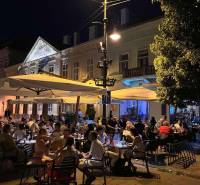 Večerní atmosféra na ulici Hlavní 74 v městské části Košice – Staré Město. Gastro prostory.