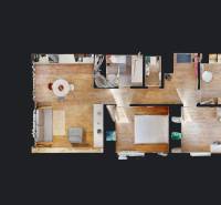 Půdorys 4pokojového bytu s podlahou s dřevěným dekorem a zařízením.