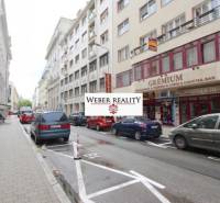 Ulice Gorkého v Bratislavě - Staré Město se zaparkovanými auty a obchody.