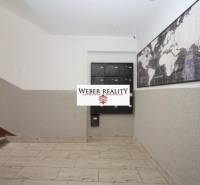 Schodiště s poštovními schránkami a mapou světa, vchod do 2pokojového bytu.