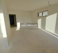 Interiér s bílými stěnami a okny v rodinném domě, připravený k dokončení.