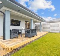 Terasa rodinného domu na Mostové ulici v Galantě s posezením a trávníkem.