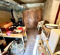 Sklad s různým vybavením a podlahou s dřevěným dekorem v rodinném domě.