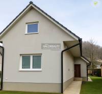 Rodinný dům v Kľačne s podkrovím a travnatým okolím.