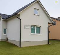 Rodinný dům v Kľačne s jednoduchou fasádou a šikmou střechou.