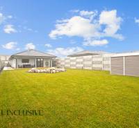 Rodinný dům na Mostové v Galantě s travnatým dvorem a kamennou dekorací.