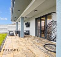 Terasa vedle rodinného domu na Mostové ulici v Galantě s posezením a houpačkou.