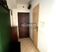 Vstupní chodba 3pokojového bytu s dlažbou a nábytkem.