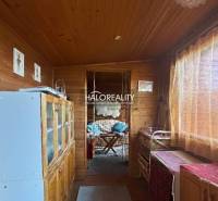 Interiér se zahradním nábytkem, dřevěným dekorem, příjemným osvětlením, ideální pro relaxaci v zahradách.