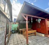 Dřevěný altán se stolem a lavičkami v zahradách Spišské Nové Vsi.