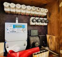 Elektrická rozvodná skříň v rodinném domě s pojistkami a elektroměrem.