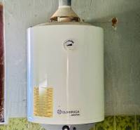 Bojler značky Quadriga Ariston na stěně v rodinném domě.